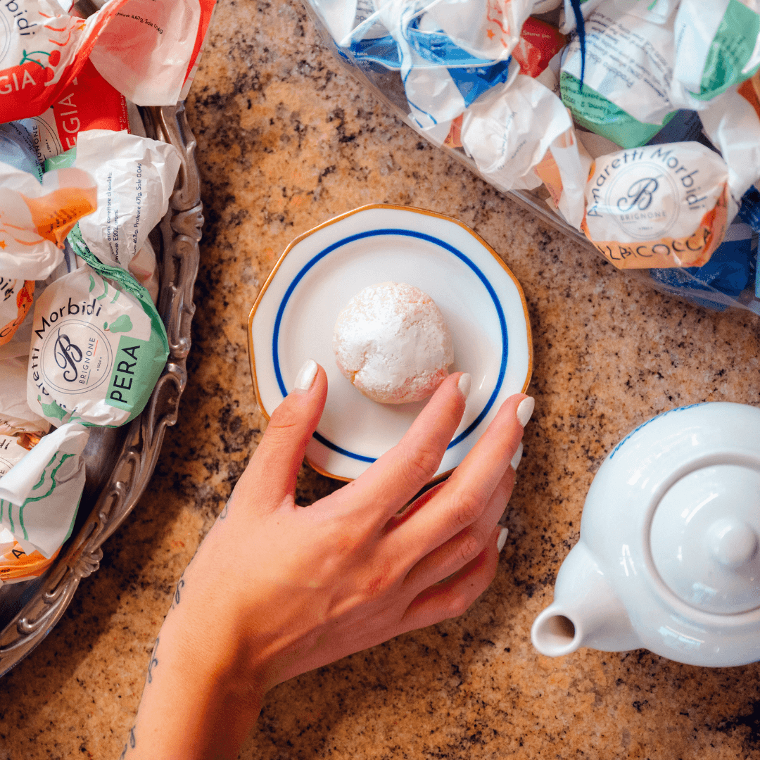 Amaretti Artigianali Misti alla Frutta: Amaretti morbidi fatti a mano con assortimento di frutta. Ideali per regali, disponibili online con consegna rapida
