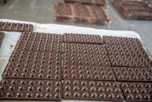 Carica l&#39;immagine nel visualizzatore di Gallery, Droneretta - Tavoletta di Cioccolato Extra Fondente 70% Bio - Ripiena di Cioccolato al Rhum
